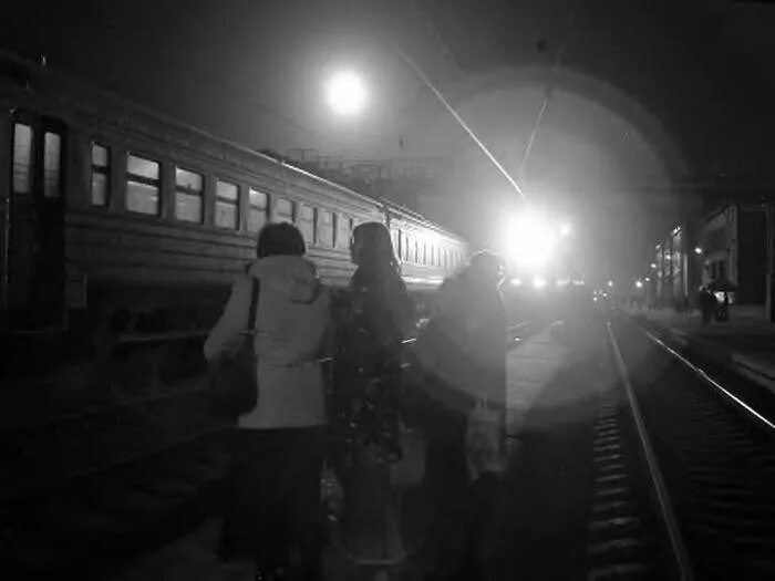 табло на вокзале. прибытие поезда. расписание поездов москва туапсе. билеты до лазаревского на поезде. расписание поездов адмер рос.