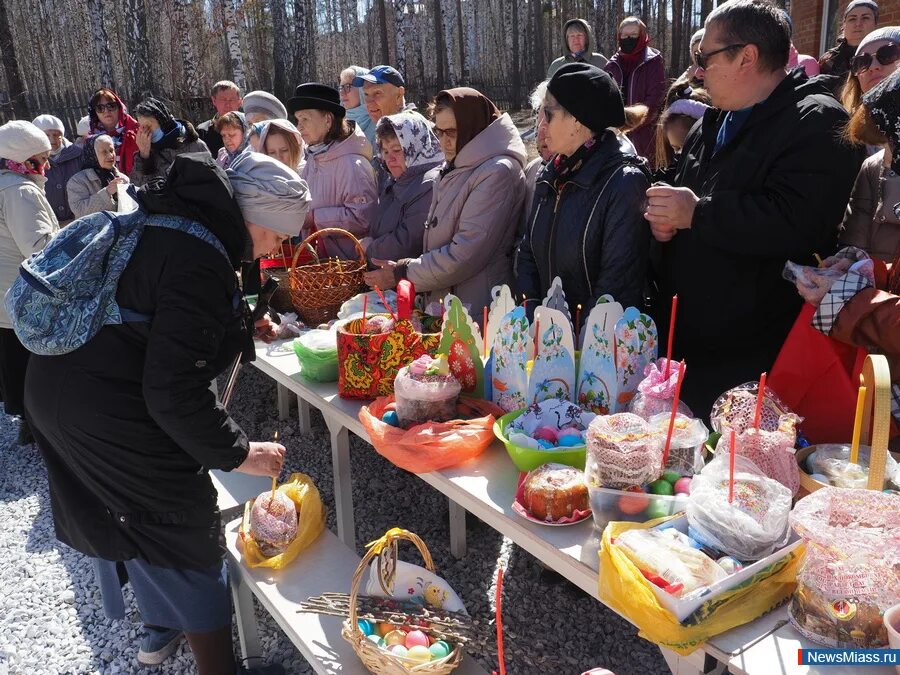 Освящение куличей на Пасху. Освящение куличей и яиц на Пасху. Освещение куличей в церкви. Пасха освящение куличей в храме. Когда святить куличи в 2024