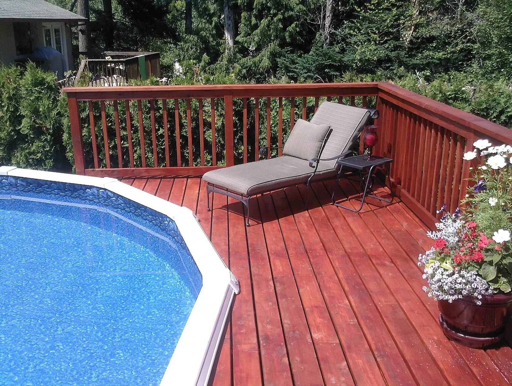 Терраса с бассейном. Деревянный настил на террасе. Терраса вокруг бассейна. Отделка бассейна террасной доской. Терраса вокруг бассейна.