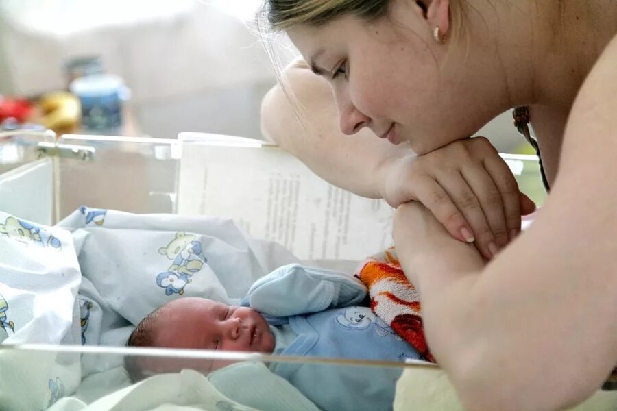 Новорожденный в рлддом. Новорожденный ребенок в роддоме. Новорожденный ребеночек в роодоие. Ребенок первые дни после родов