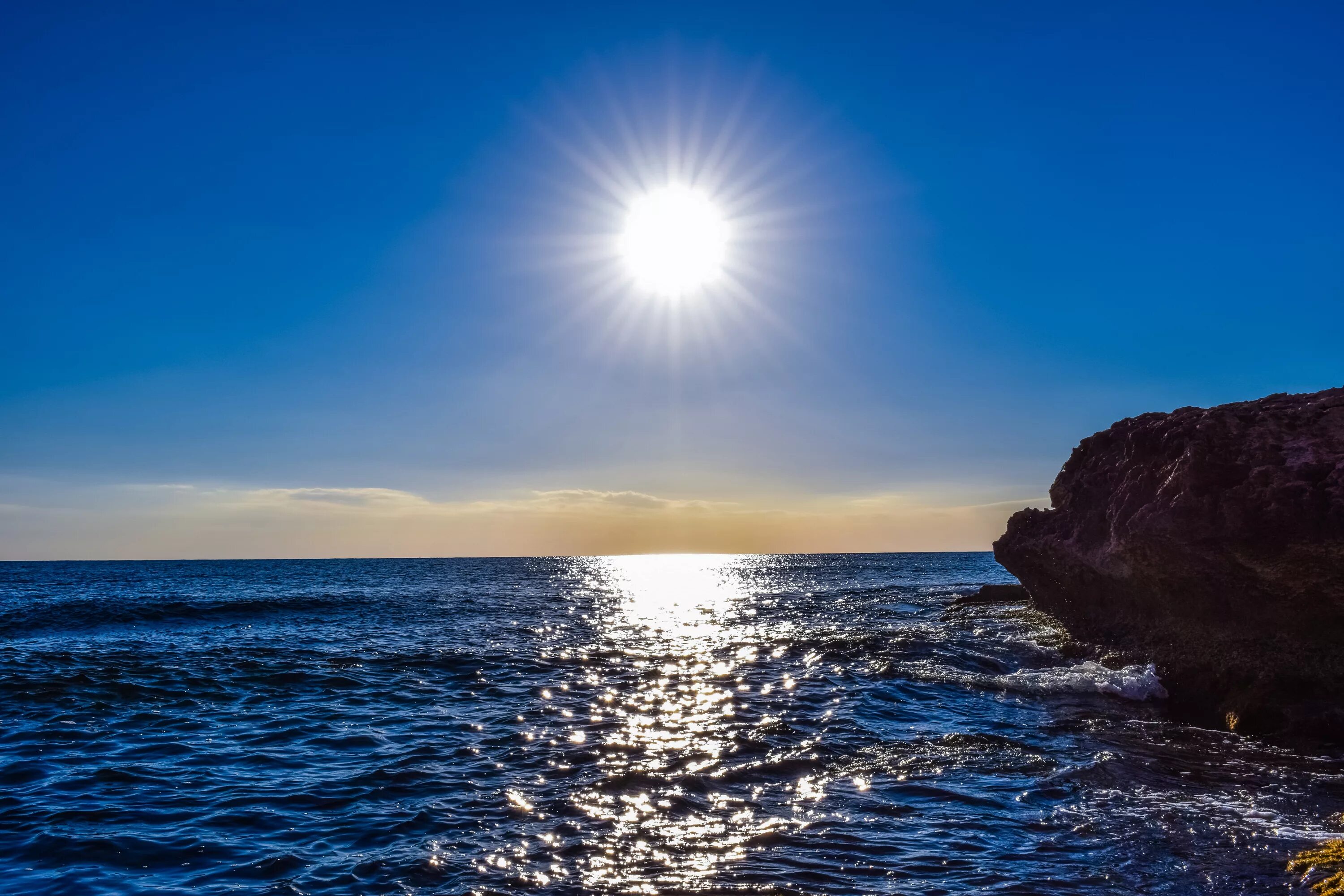 Спокойное фото. Рассвет на море. Океан солнце. Солнце над морем. Восход на море.