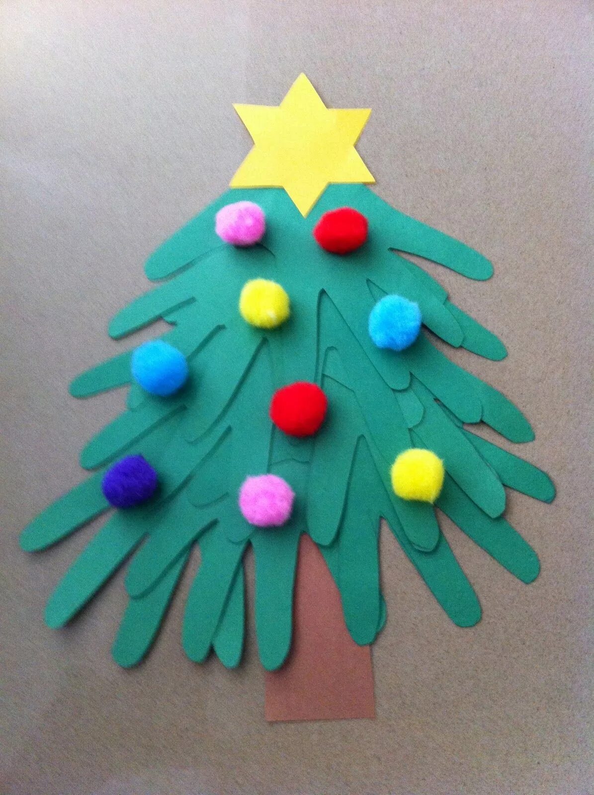 новогодняя елочка из ладошек. новогодняя елка из ладошек. новогодние поделки из ладошек. елка из бумажных ладошек. елка из бумажных ладошек.