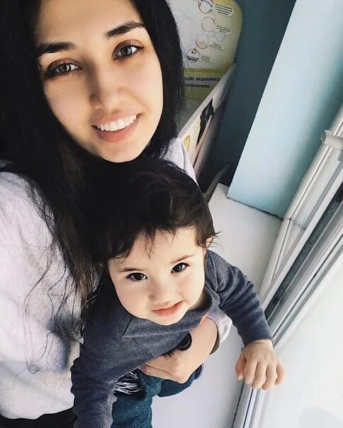 Скриптонит с женой и сыном. Скриптонит жена. Жена скриптонита. Нигора абдиганиева и адиль. Александра фишер скриптонит.