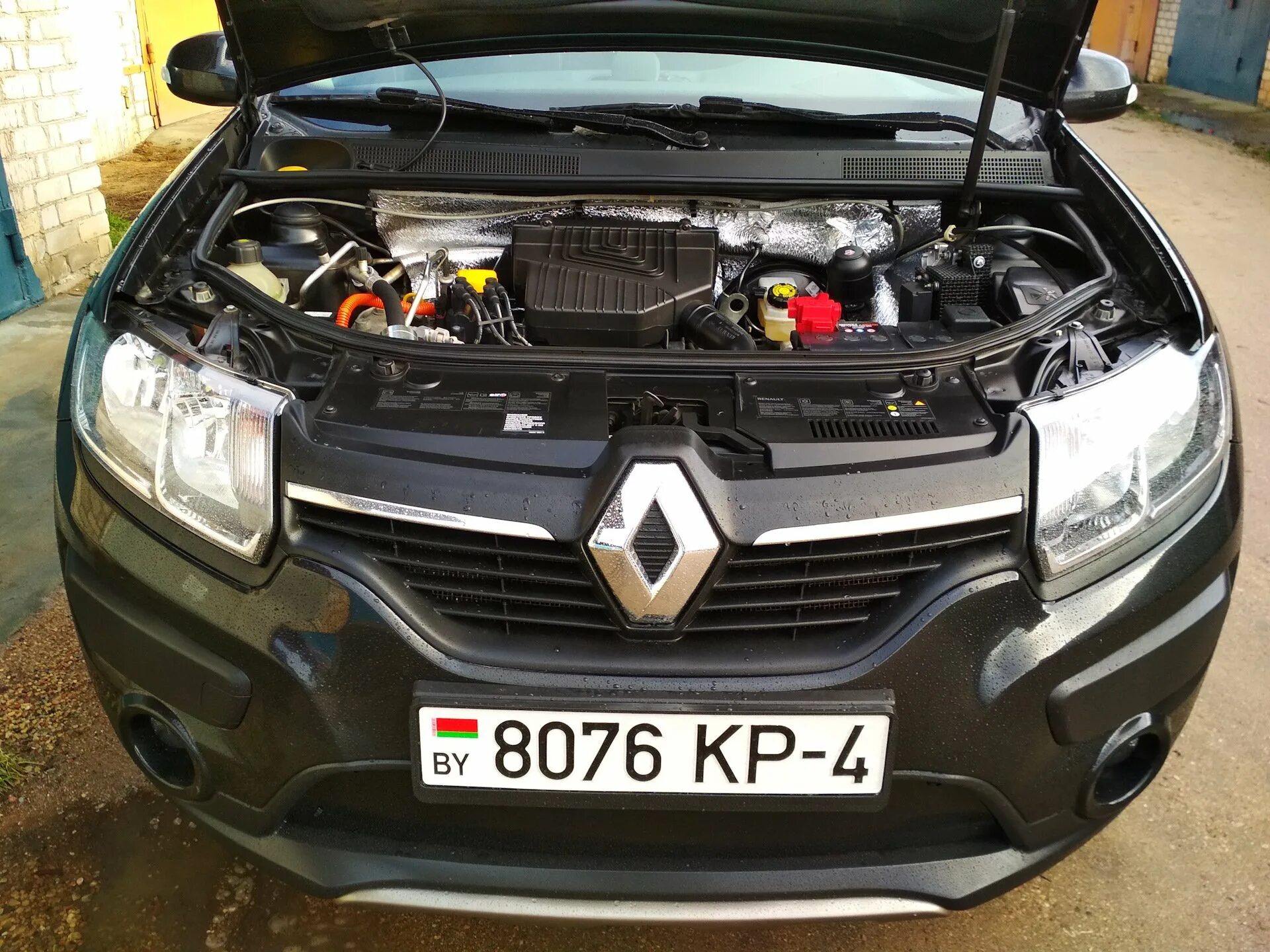 Капот рено степвей 2. Renault Sandero Stepway капот. Renault Sandero Stepway 2 под капотом. Капот для Renault Sandero Stepway 2. Уплотнитель капота Renault Sandero Stepway 2.