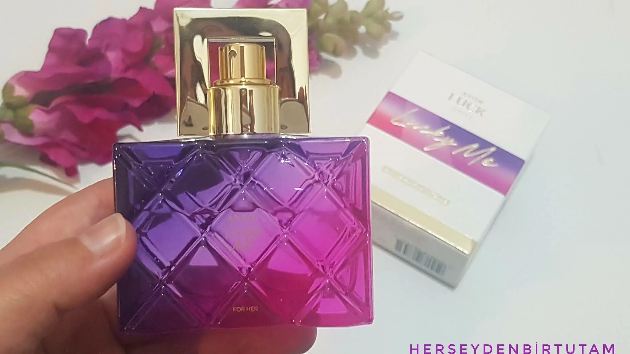 Духи эйвон розовые. Lucky me intense Avon. Лак ми эйвон духи. Lucky me intense for her Avon. Эйвон лак лаки ми.