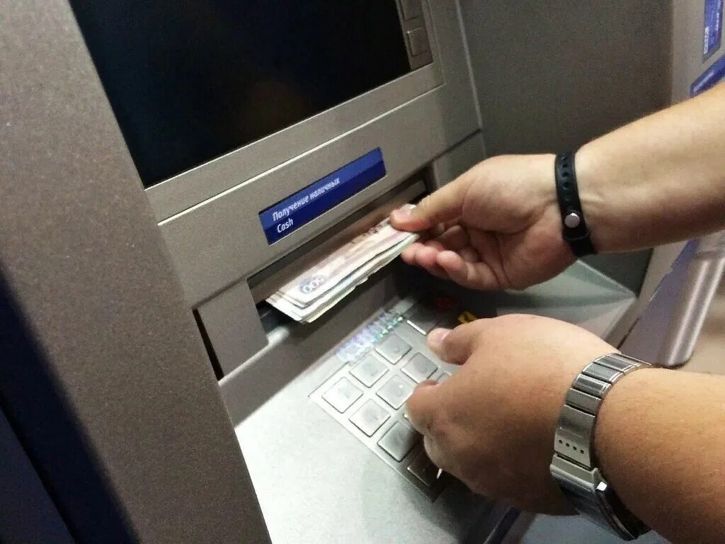 Можно в банкомате положить евро. Выдача денег в банкомате. банкомат выдача наличных. снятие денег в банкомате. банкоматы наличные.