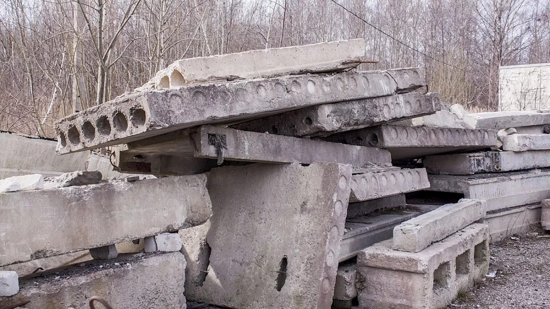 Бетонный отход. Отходы ЖБИ. Лом железобетонных изделий. Свалка бетона. Бетонный лом.