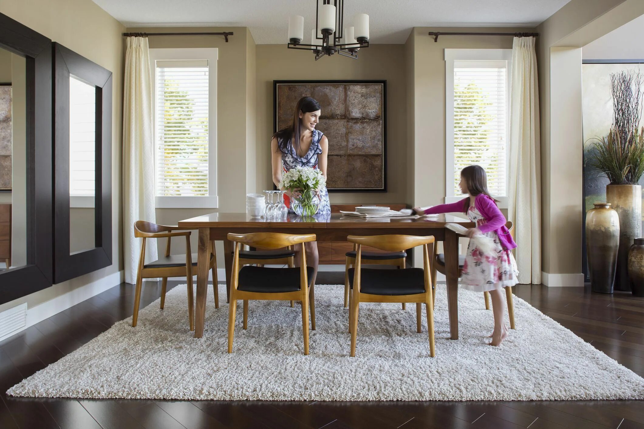 Dining room на русском. Обеденный стол у окна. Обеденный стол у окна в гостиной. Семейный обеденный стол. Стол кухонный.