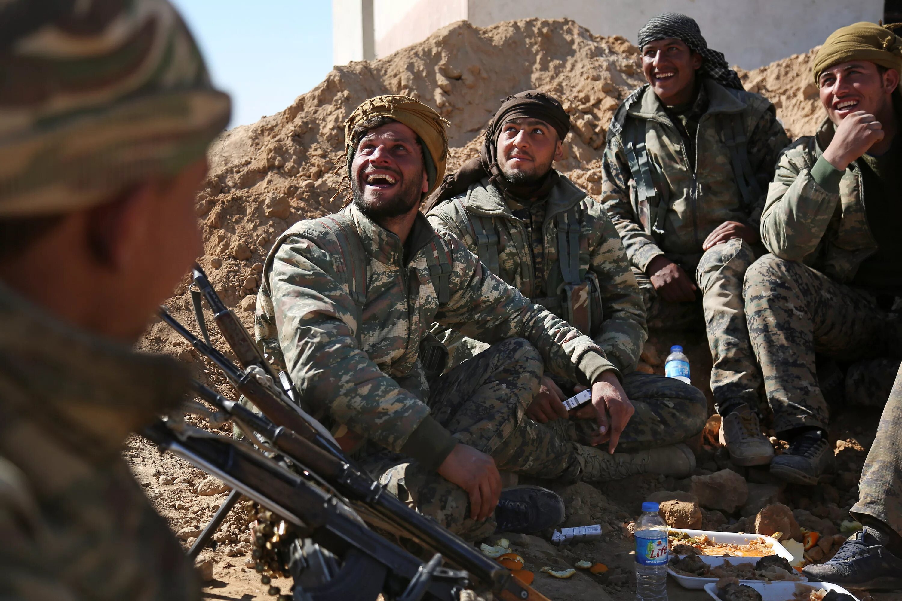 Сирийские солдаты. Правительственные войска Сирии. Какая сейчас в сирии