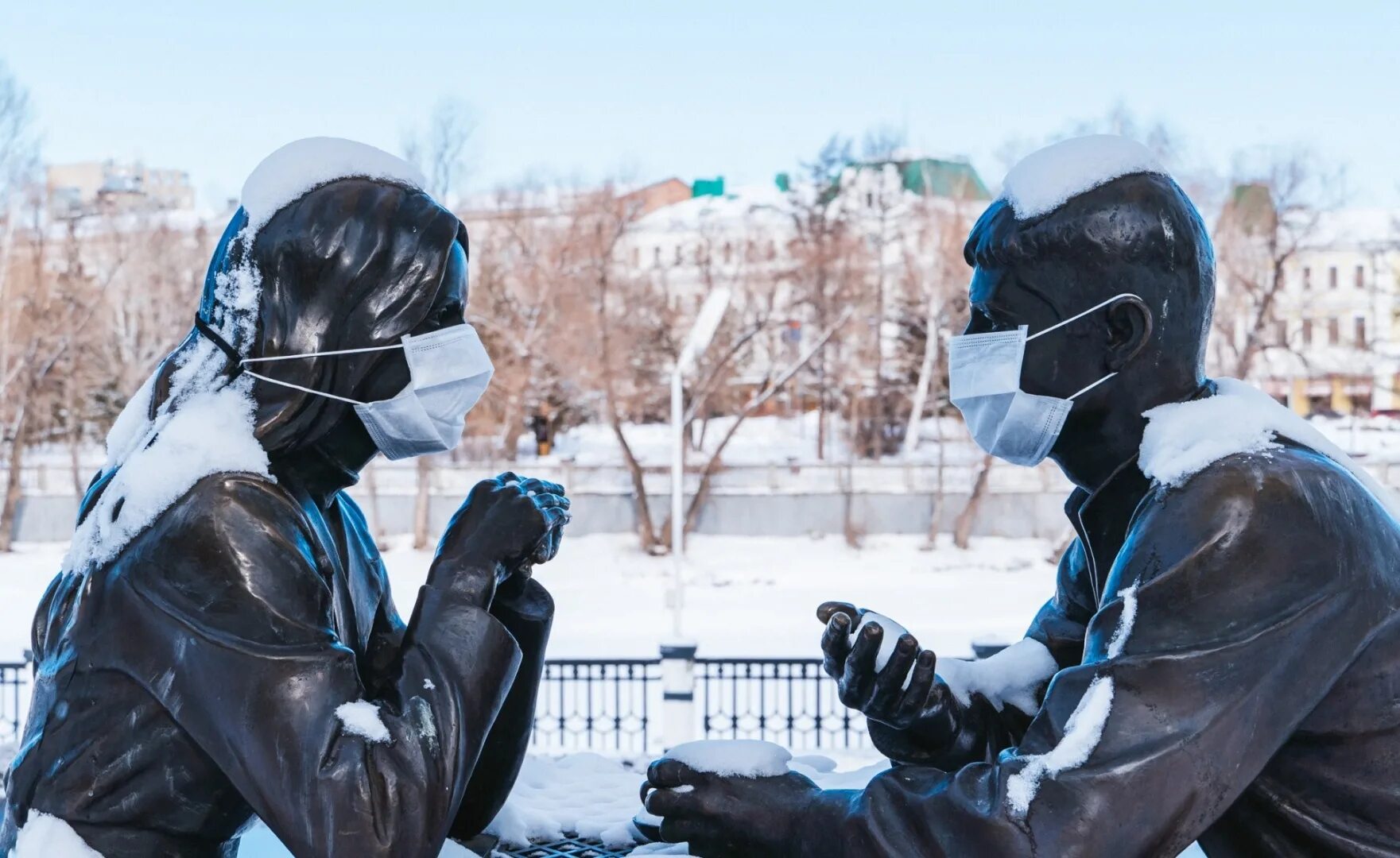 Будет ли маска 17.03. Зима коронавирус люди в масках на улице. Люди в масках зимой. Люди в масках Москва. Люди в масках на улице зима.