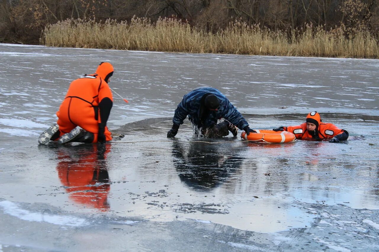 Спасение. Водоспасательный отряд. Спасение человека из ледяной воды.