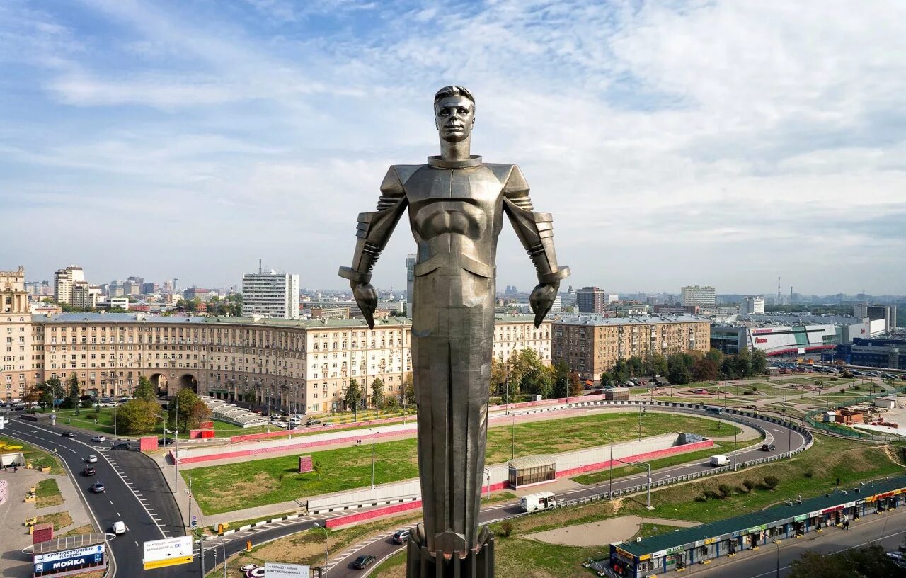 В каком городе памятник гагарину. Памятник Юрию Гагарину Ленинский проспект. Памятник Гагарину в Москве на Ленинском проспекте. Памятник Гагарину на Ленинском проспекте 1980. Памятник Юри. Гагарину в Москве.