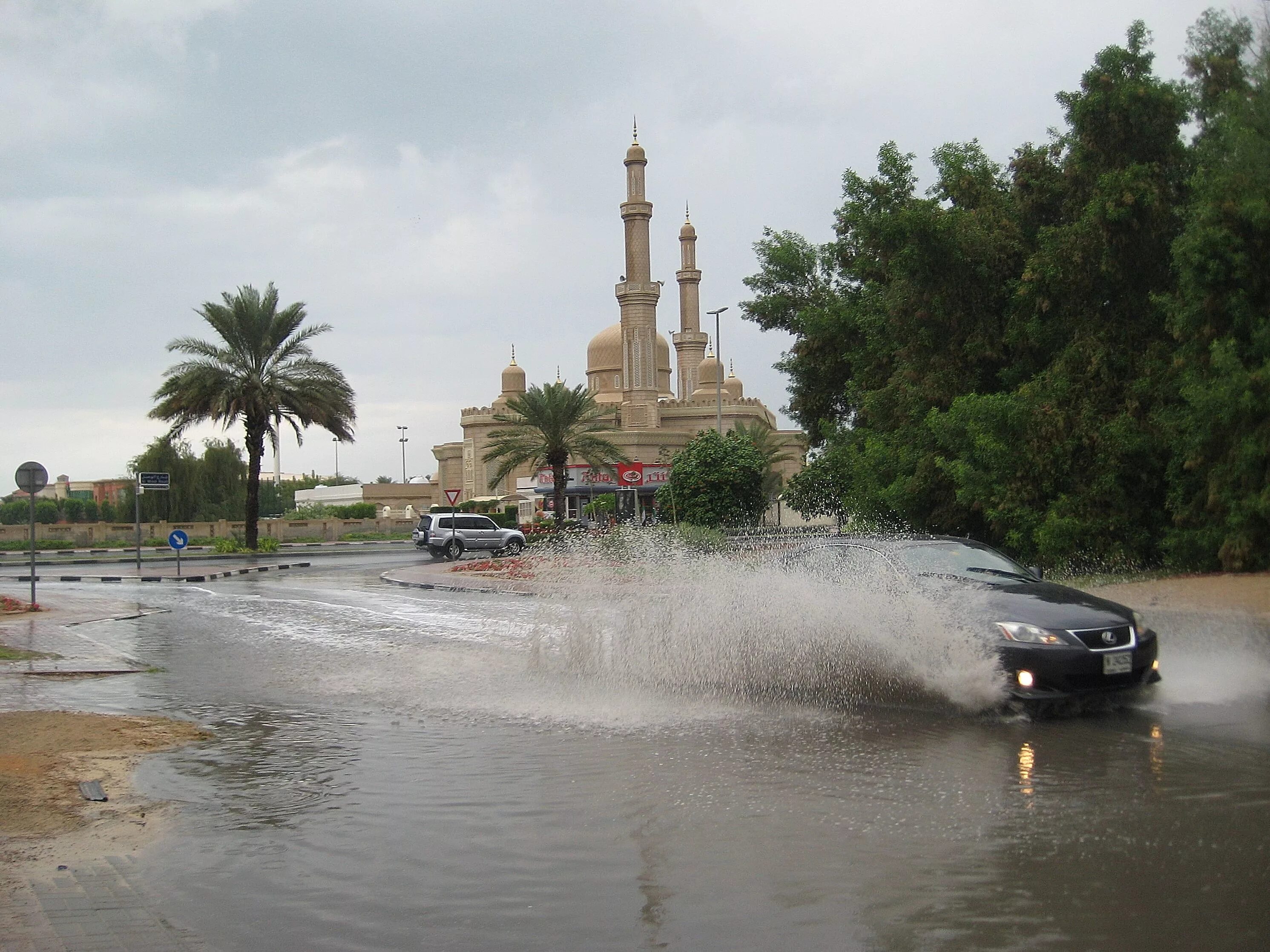 Ливень в Дубае. Шторм в Дубае. Потоп в Дубае. Дождь в Дубае.