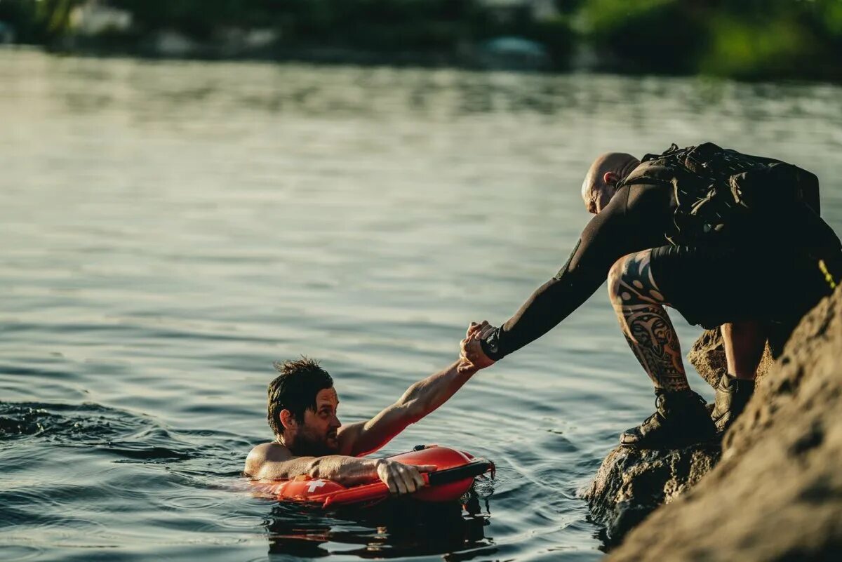 Собака легко перетаскивает утопающего в воде