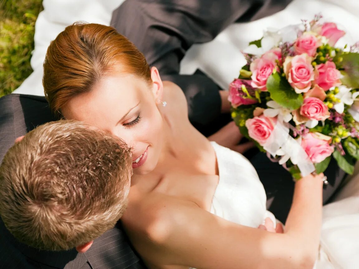 фотосессия невесты. свадьба. сон девушке жених. машина жениха и невесты. девушка в свадебном платье.