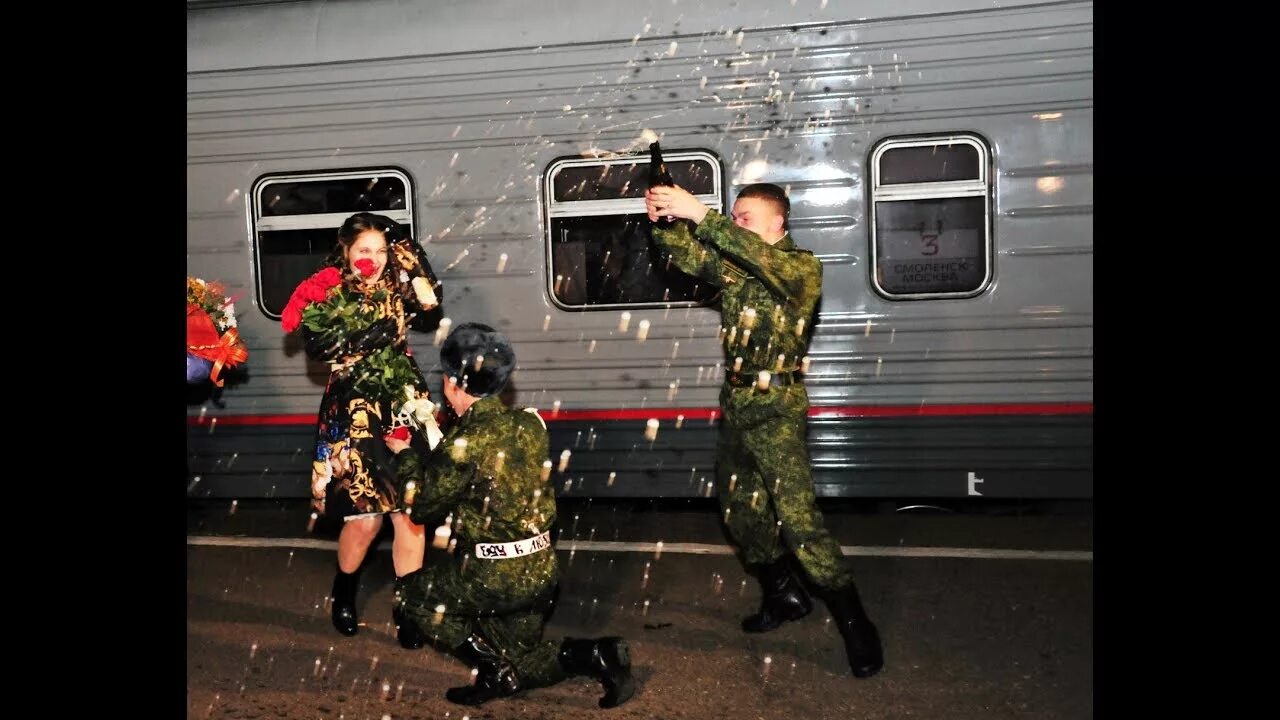 Дембеля идут домой. Поезд вдв. Дембеля идут домой. Солдат в увольнении ссср. Армия дмб.