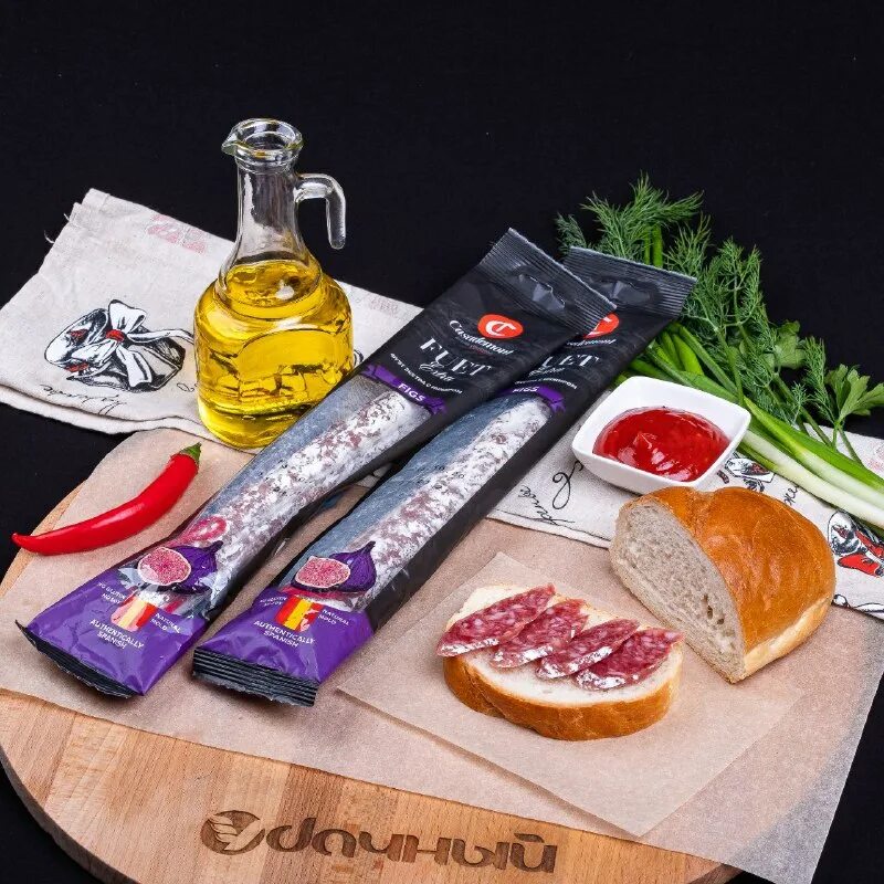 Колбаса столичная сырокопченая. Колбаски для жарки из индейки. Колбаса 6. Колбаса 6. Колбаски баварские лента.