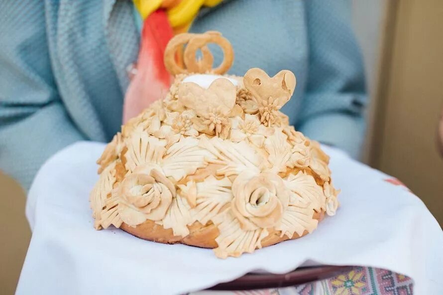 Свадебные обряды каравай. Красивые свадебные торты. Свадебный хлеб каравай. Рецепты свадебных. Торт на английской свадьбе.