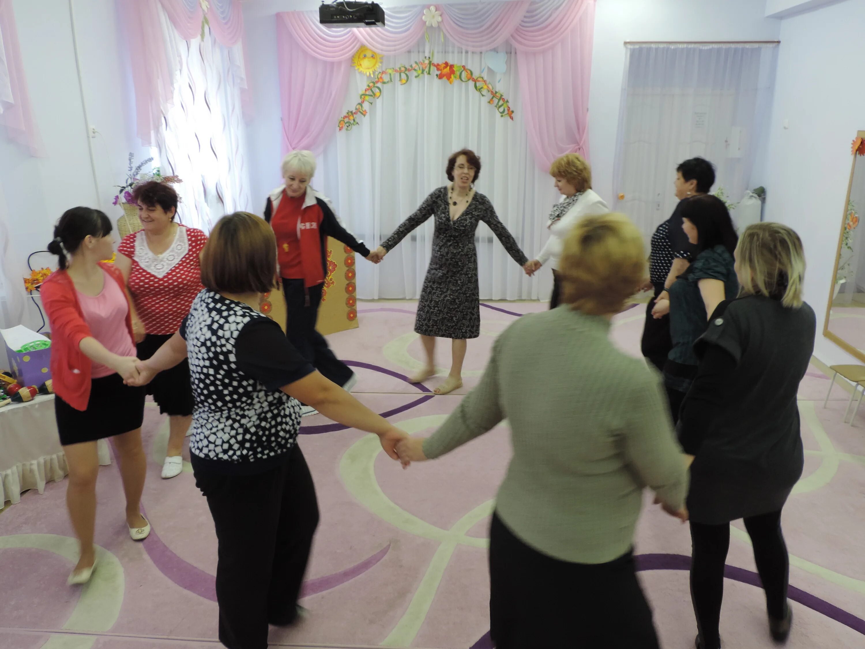 музыкальный руководитель мастер класс для воспитателей. мастер-класс с родителями в детском саду. воспитатель на музыкальном занятии в детском саду. музыкально дидактические игры. детские музыкальные пальчиковые игры в детском.