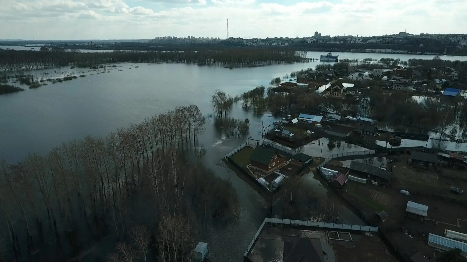 Уровень вятки у кирова. Вересники Киров. Половодье на Вятке. Река Вятка половодье. Река Вятка Киров.