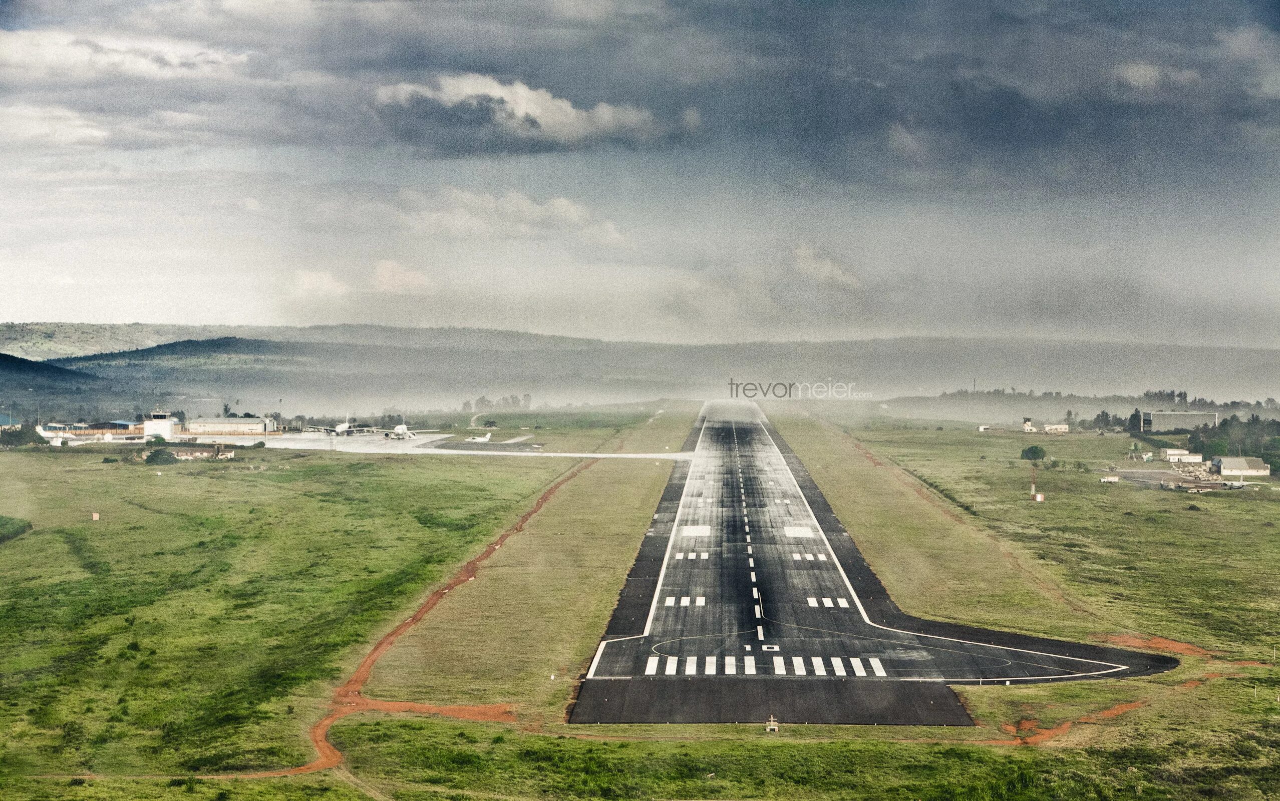 Airport road. Взлетно посадочные полосы аэропорта Ахмад. РАНВЭЙ Runway. Взлётно-посадочная полоса аэропорта Науру. Аэропорт Лесото.