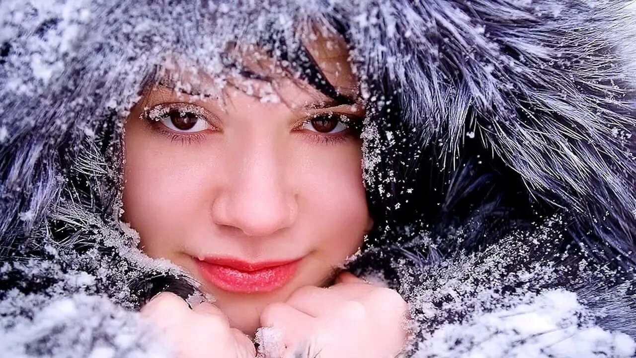 Девушка зимой. Девушка в снегу. Снежинки на ресницах. Снежинки на ресницах таяли. Девушка в инее.