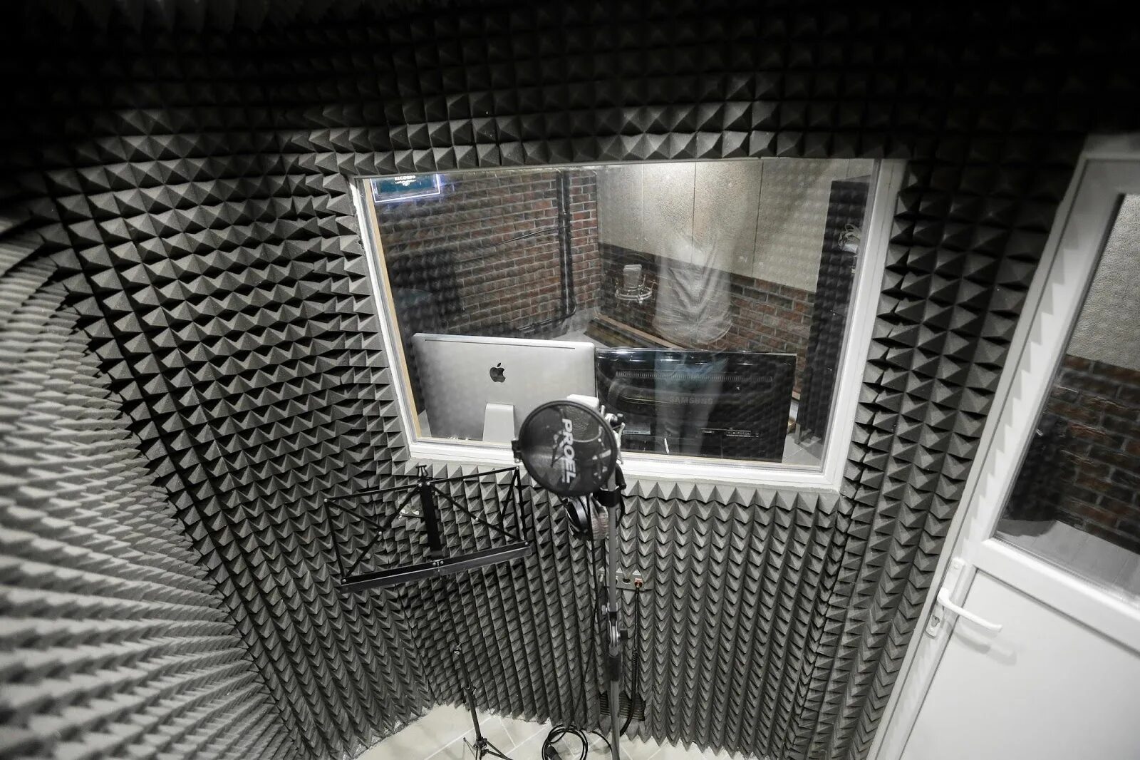 Шумоизоляция potolka студии звукозаписи. Шумоизолированная домашняя студия звукозаписи. Шумоизоляция для студии звукозаписи. Кабина звукозаписи.