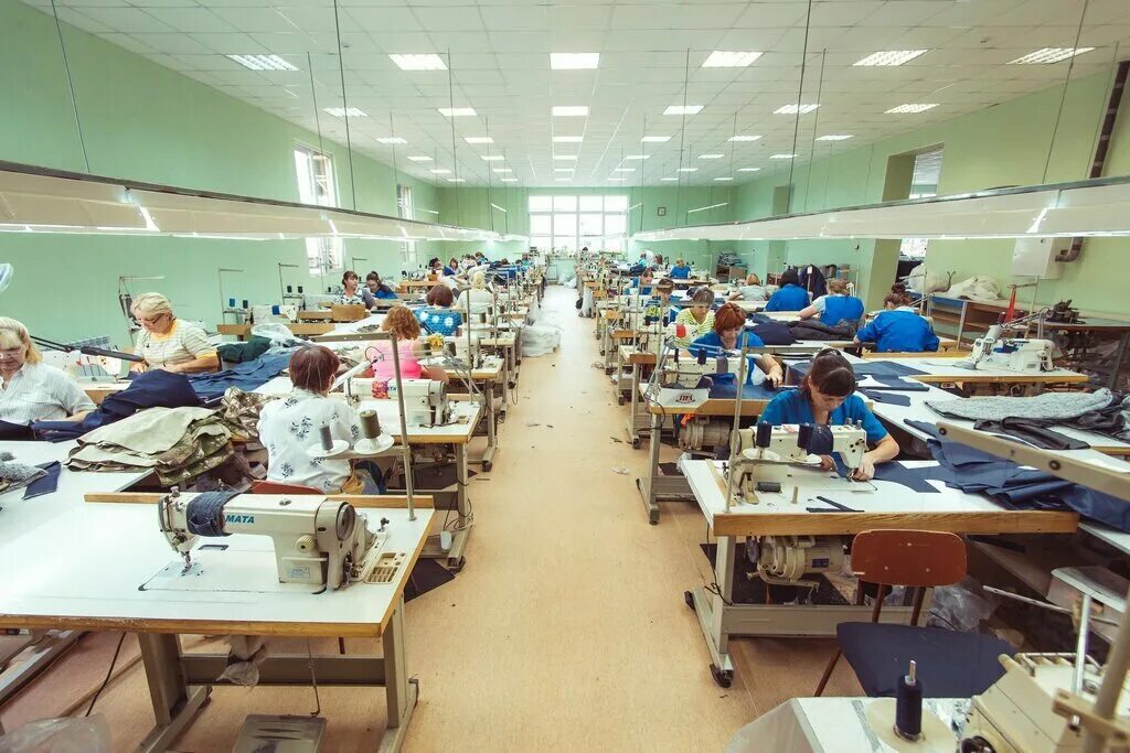 Швейный цех фку ик1. Швейный цех. Фабрика швейный цех. Фабрика по пошиву одежды. Швейный цех.