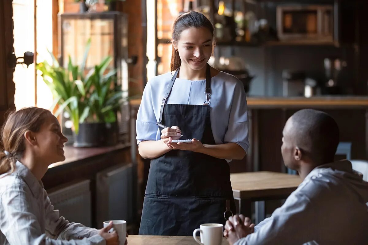 Люди в ресторане. We never at the restaurant. We never at the restaurant. We never at the restaurant. Ресторан с посетителями.