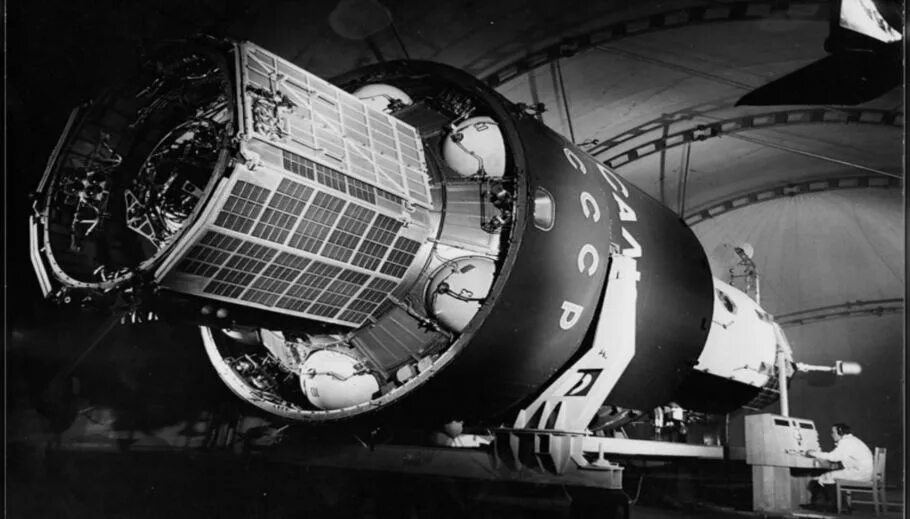 Первая космическая станция на орбите. Первая Космическая станция салют-1. Орбитальная Космическая станция салют. 1971 Орбитальная Космическая станция салют. Пилотируемая орбитальная станция «салют-1».