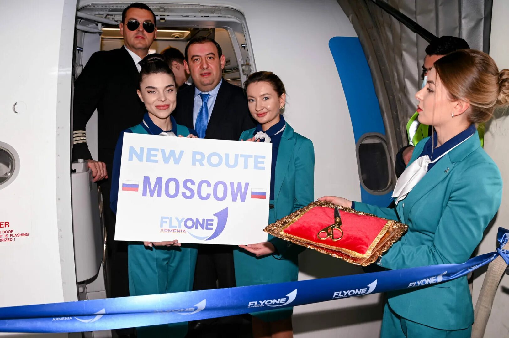 Flyone armenia билеты. Авиакомпании flyone Armenia. Flyone Armenia самолеты. Flyone Armenia салон. Armenian Airlines Ереван Москва.