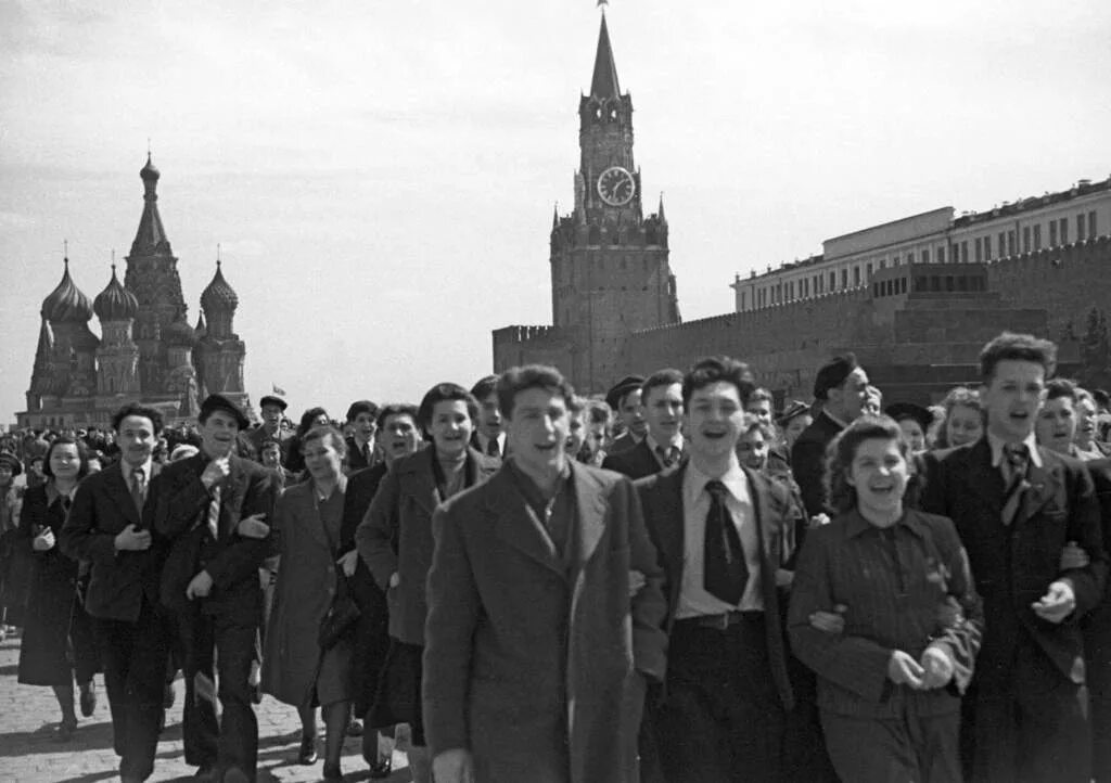 Красная площадь 9 мая 1945. Салют Победы на красной площади 1945. Москва, красная площадь. 9 Мая, 1945 год. Парад Победы 1945 салют.