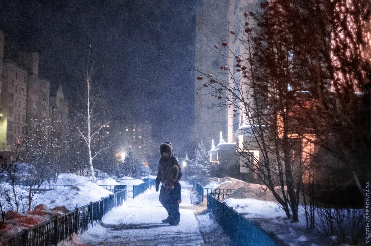 Дом 02.03 2024 ночной. Ночные заморозки. Заморозки в Омске. Морозный вечер Омск. Омск зимой ночью.