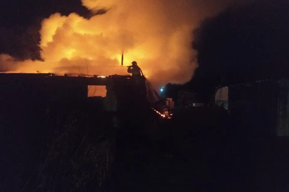 Что горит в липецке. Пожар на предприятии. пожар ночью. сгоревший дом. пожар в липецке.
