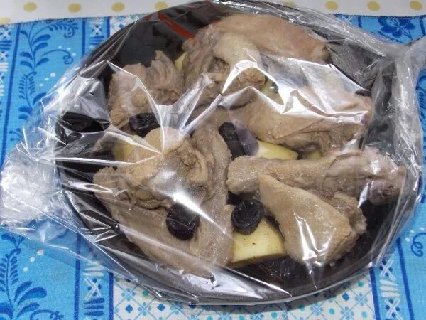 Как приготовить утку в пакете. Утка в рукаве в духовке кусочками. утка кусочками в духовке с картошкой в рукаве. утка с картошкой в пакете для запекания в духовке. утка в пакете.