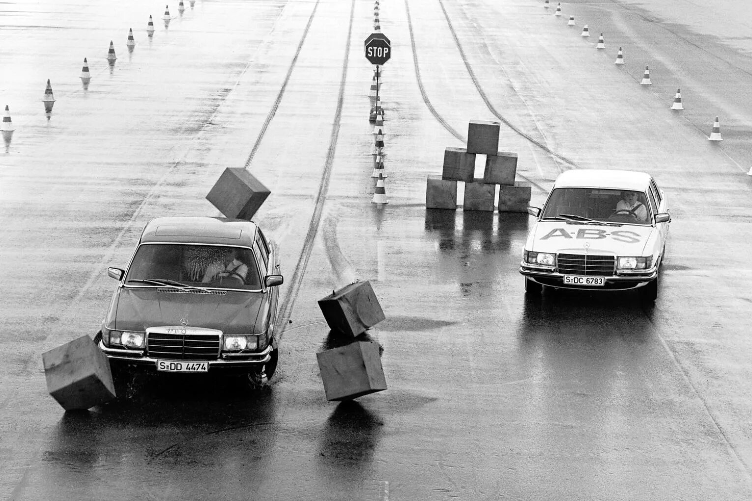 Автомобиль с абс и без. Испытательный полигон для автомобилей. Дорожные испытания. Испытания шин яркие. Испытания автомобилей на полигоне.