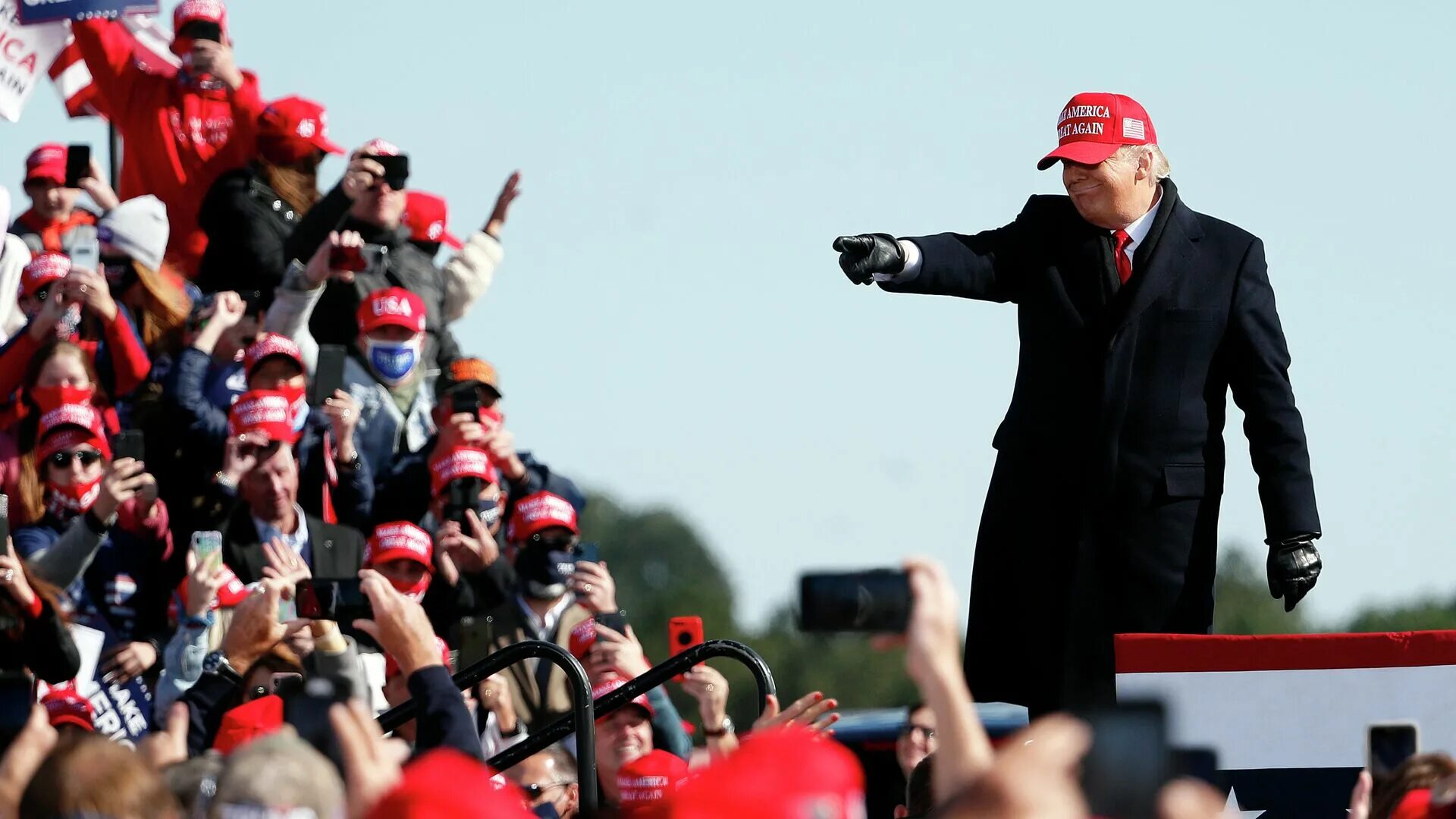 Почему трамп проиграл выборы. Трамп на митинге.