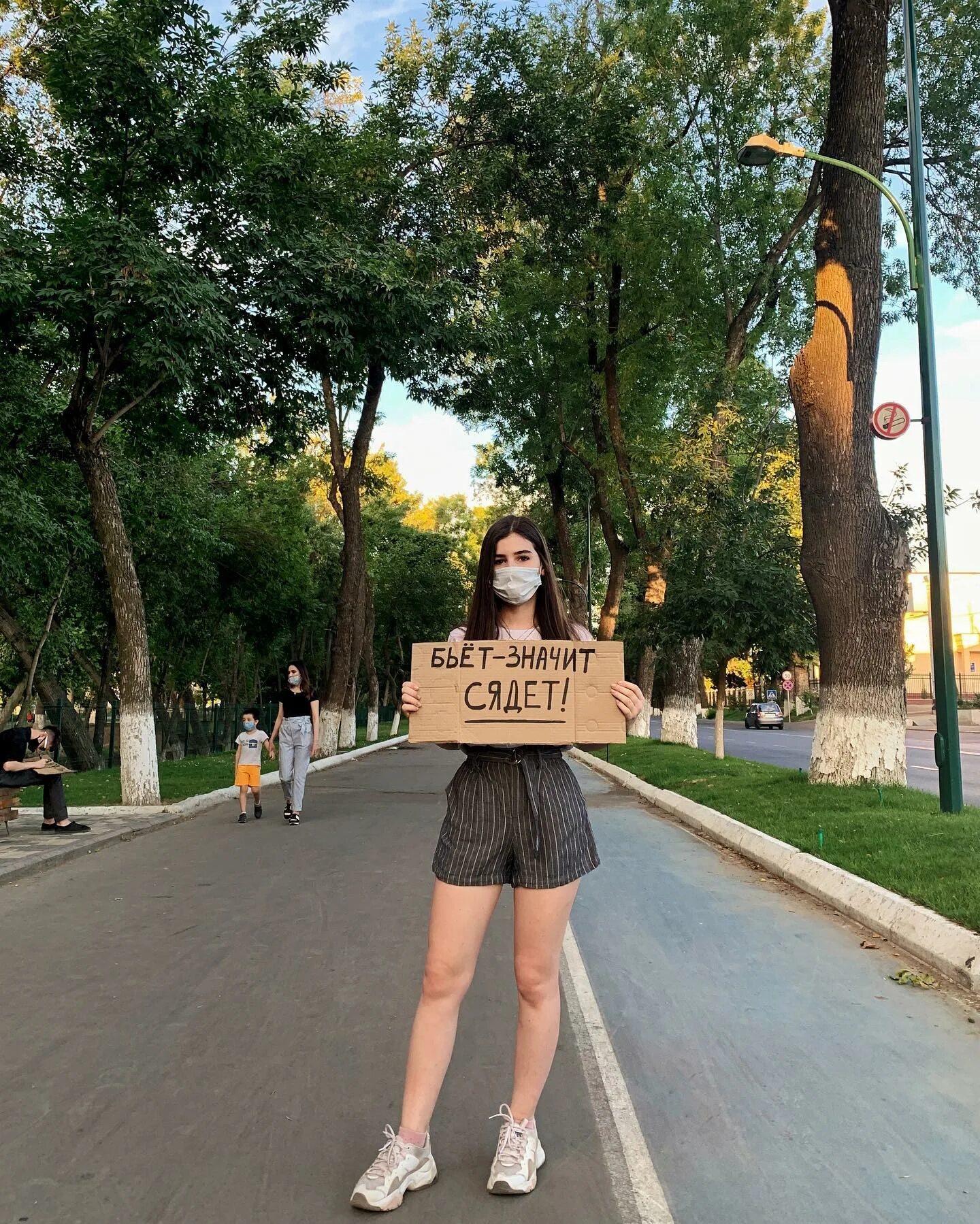 Что значит села. Женщина с плакатом. Ташкент девушки. Женщина с плакатом на улице. Девушка выходит на улицу.