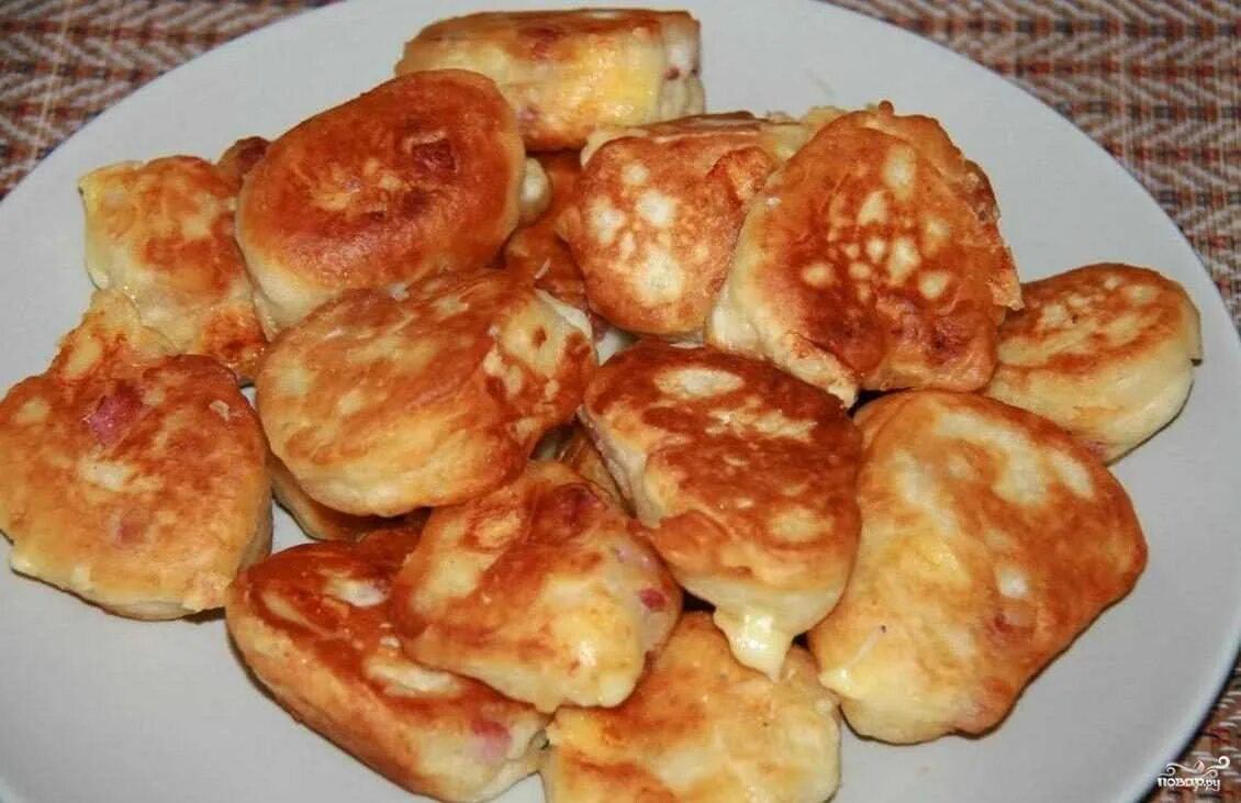 Лепешки с колбасой. Лепешки на кефире с колбасой. Оладушки из кабачков с сыром. Оладьи с колбасой и сыром. Оладьи с колбасой и сыром на кефире.