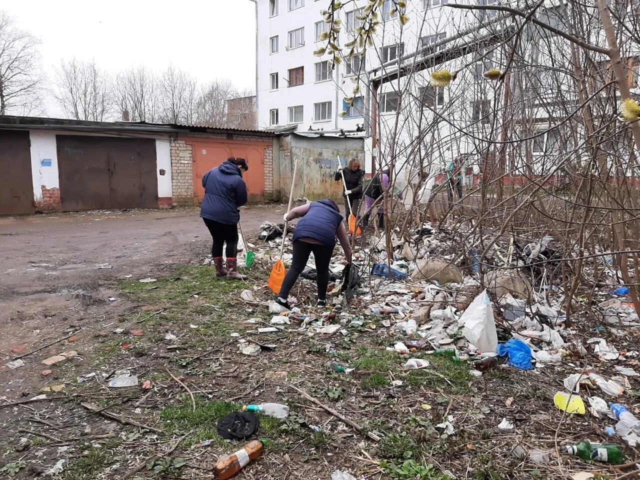 Массовый субботник фото. ЖРЭУ Брест субботник. График субботников в Калуге. Калужская неделя уборка. Росгидрометцентр калуга на неделю