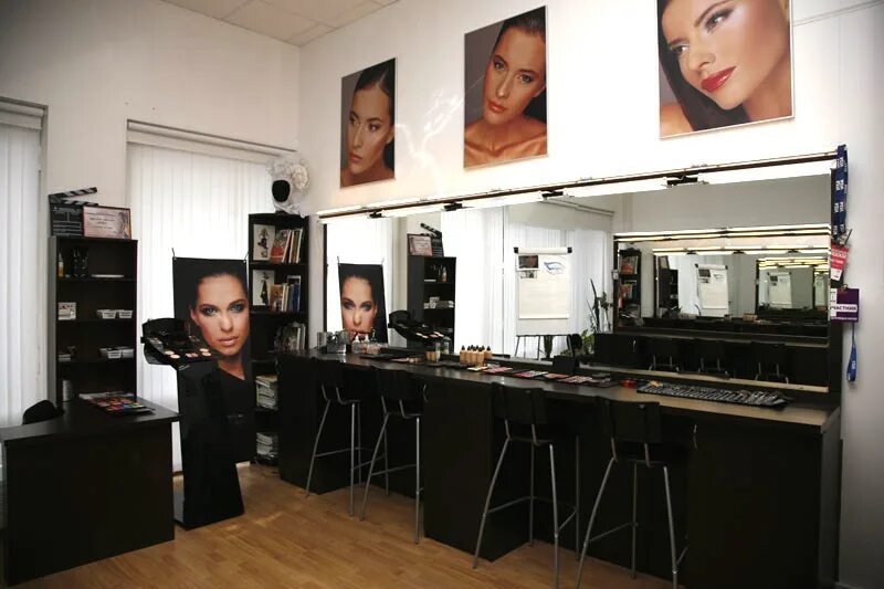 косметика для макияжа в студии красоты. рабочее место стилиста визажиста. оборудование для визажистов. профессиональная студия визажиста. студия визажа.
