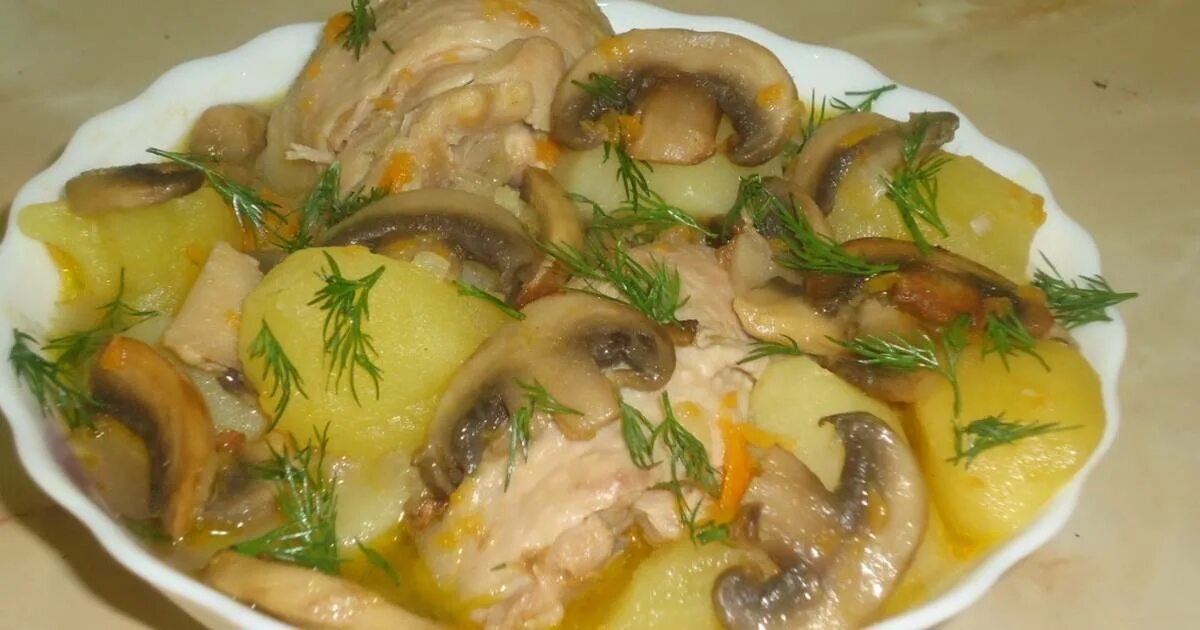 Тушеная картошка с курицей и грибами