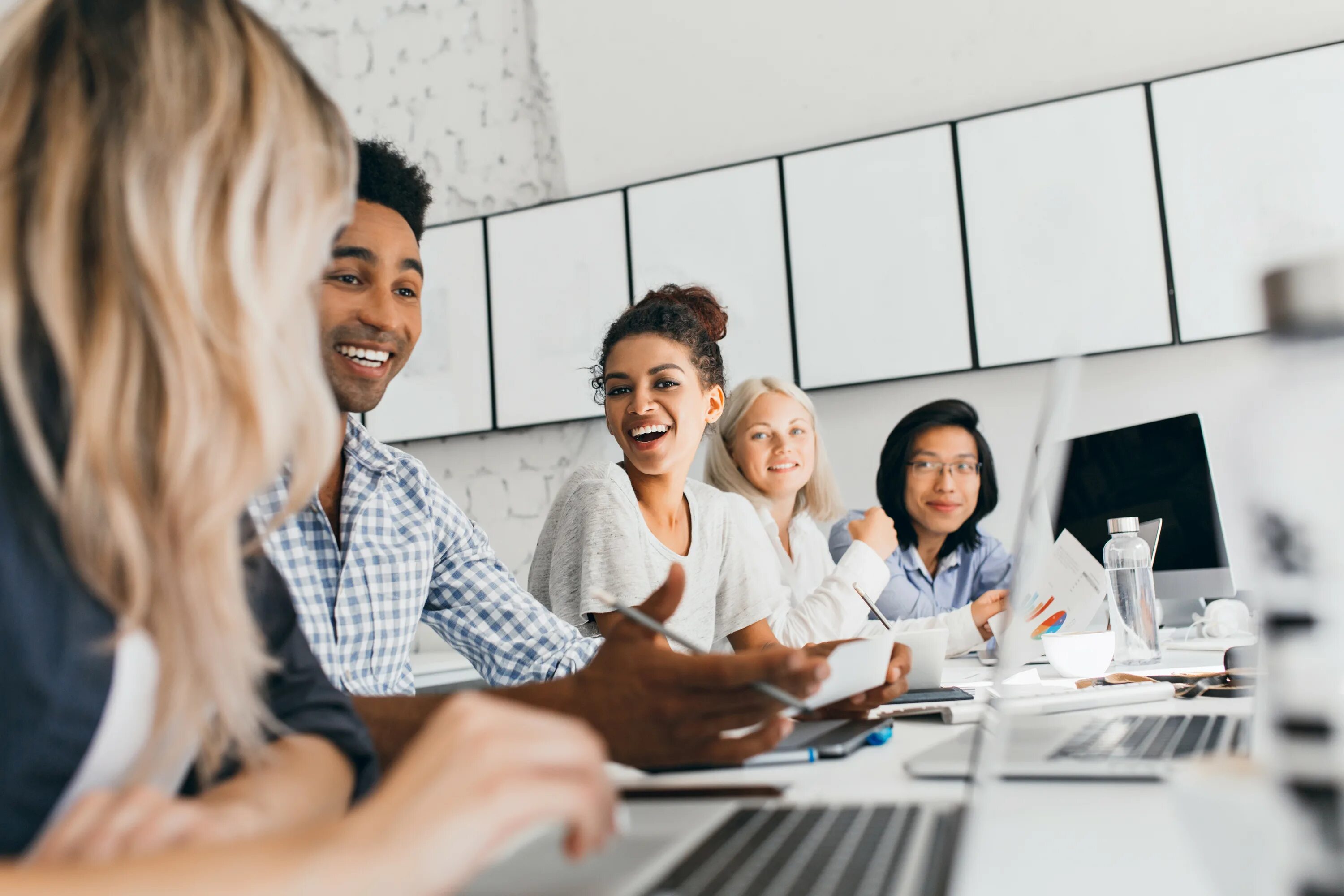 Шаш на скучное собрание. Employees who they are. Бизнес лидер. Happy employees. Employees who they are.