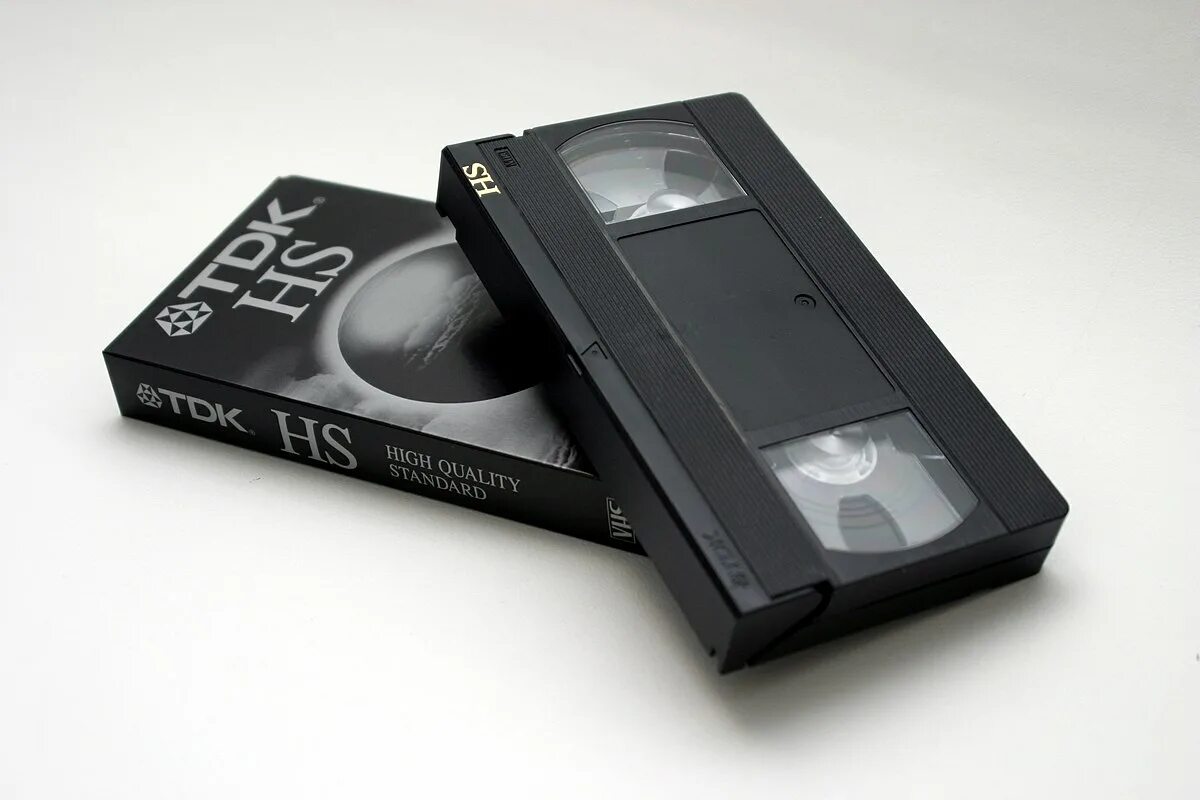 Vhs что это. Видеокассета ВХС. Видеокассеты VHS Hi 8 Mini DV. VHS кассета 1800. Видеокассета VHS B v2000.