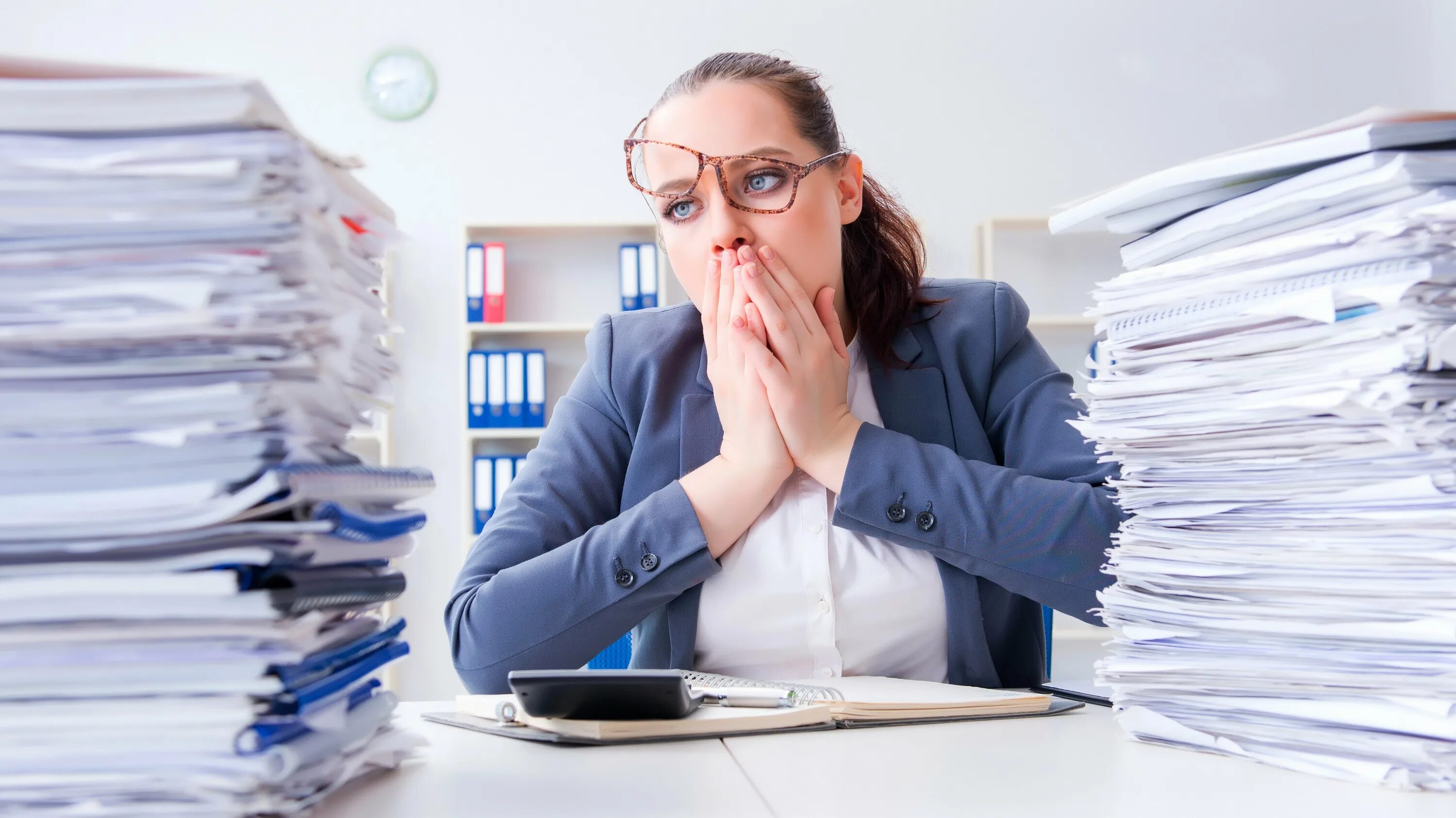 уставшая девушка в офисе. женщина на работе. профессия бизнесмен. уставший человек в офисе. экономист.