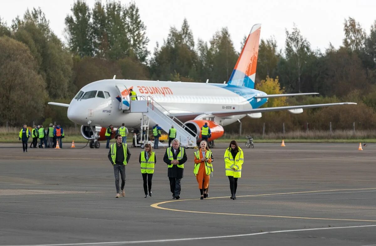 Самолет москва псков азимут. Псков самолет. Мин воды азимут авиакомпания. Аэропорт псков азимут. Авиакомпания азимут сочи.