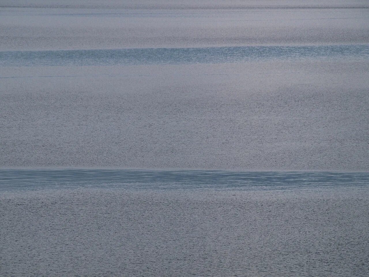 Почему вода серая. Серая вода. Серая вода в море. Фотография моря в сером цвете. Фон серый морской для фотошопа.