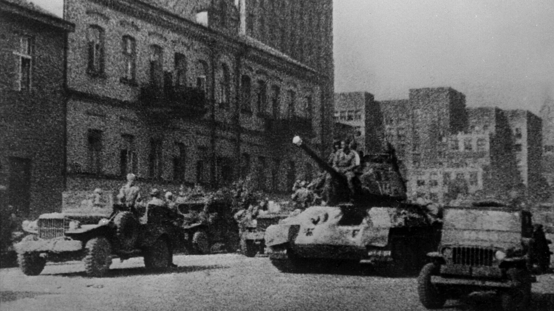 Освобождение бреста в 1944 году. 10 августа 1944 года. 24 июля 1944 освобождение города люблин. Белорусская операция (23 июня — 29 августа 1944 г. 122 мм гаубица.