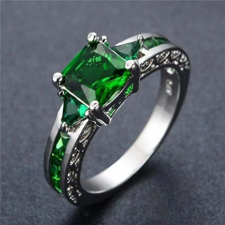 Emerald white. Кольцо изумруд с изумрудом 28 карат. Кольцо с изумрудом в белом золоте. Кольцо Luna турмалин изумруд. Кольцо с зеленым камнем.