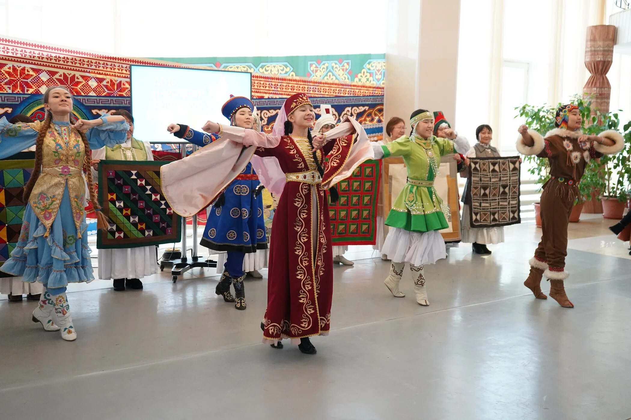 Дружба народов якутии. Якутия дом дружбы народов. Дом дружбы Кулаковского. Дружба народов сахна оформления. Сцена ДДН Кулаковского.